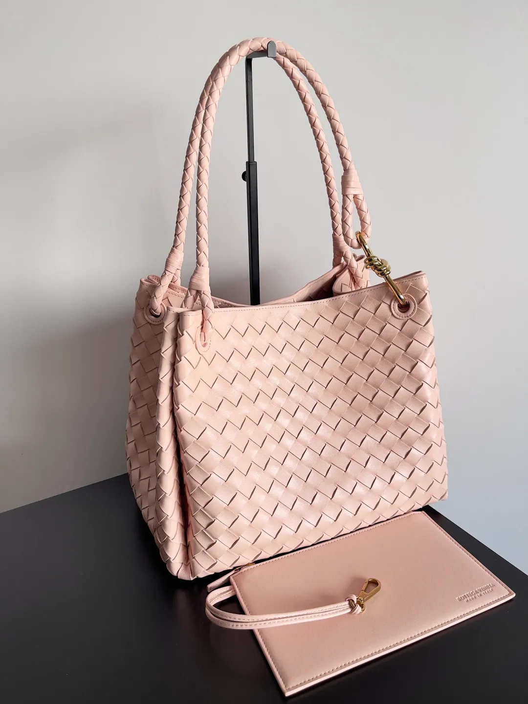 Batch 2660 24 early autumn new model Andiamo Parachute is made of a whole piece of woven leather. It is processed by folding stitching at the four corners. # Craftsmanship and creativity. The large size is atmospheric and practical. One of the must-selects for BV. It has a large space, can hold a computer, the shoulder strap is thick, and the upper shoulder is very comfortable. The large parachute can be carried on the body and can be carried on the body. The upper body is versatile and cute☺️ Style number: 796571 Size: 30*26*20cm